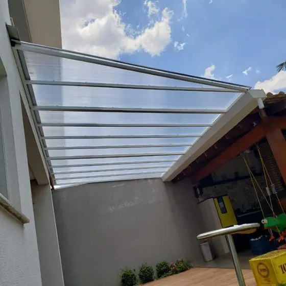 Cobertura de Policarbonato Alveolar em São Caetano do Sul SP Cobertura de Policarbonato Alveolar em São Caetano do Sul SP — Instalação em garagem residencial