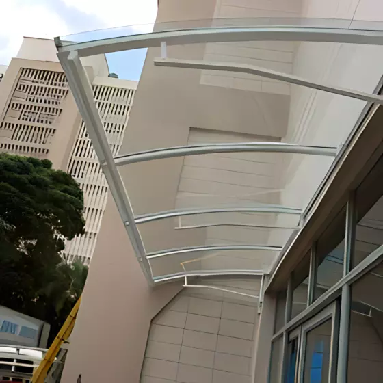Cobertura de Policarbonato Compacto em São Caetano do Sul SP Cobertura de Policarbonato Compacto em São Caetano do Sul SP — Cobertura com calha lateral para escoamento