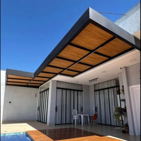 Cobertura de Telha Forro Amadeirado em São Caetano do Sul SP Cobertura de Telha Forro Amadeirado em São Caetano do Sul SP — Cobertura com calha lateral para escoamento