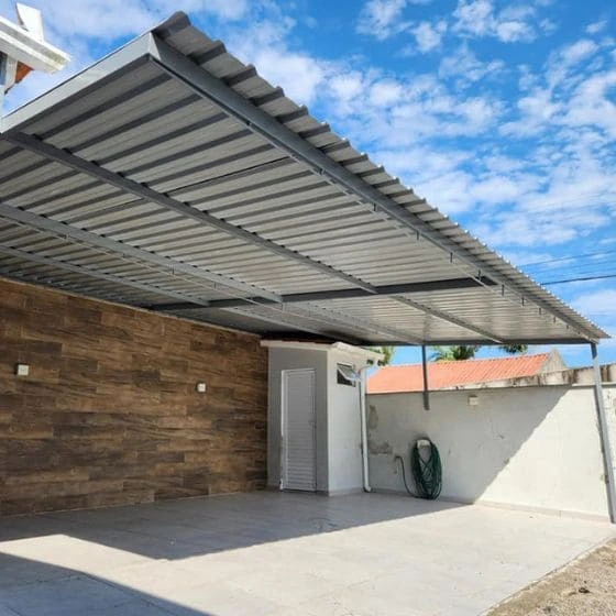 Cobertura de Telha Metálica Simples em São Caetano do Sul SP Cobertura de Telha Metálica Simples em São Caetano do Sul SP — Cobertura em área de piscina