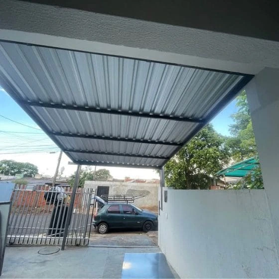 Cobertura de Telha Metálica Simples em São Caetano do Sul SP Cobertura de Telha Metálica Simples em São Caetano do Sul SP — Cobertura em quintal residencial coberto