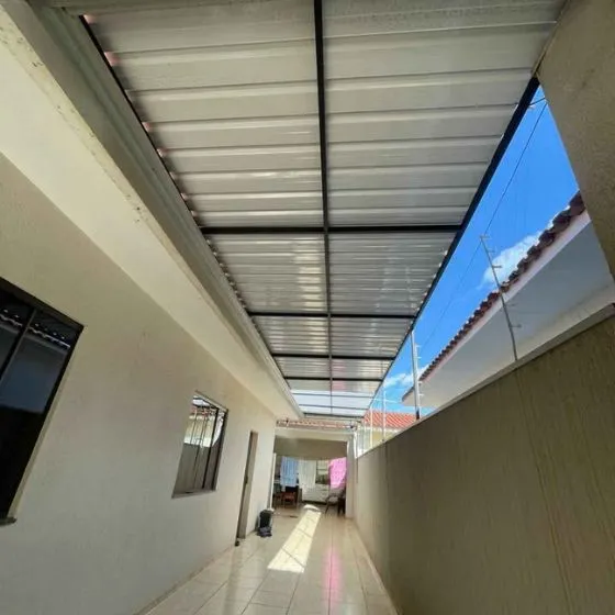 Cobertura de Telha Sanduíche em São Caetano do Sul SP Cobertura de Telha Sanduíche em São Caetano do Sul SP — Instalação em garagem residencial