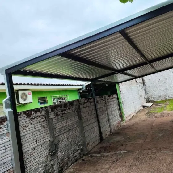 Cobertura de Telha Sanduíche em São Caetano do Sul SP Cobertura de Telha Sanduíche em São Caetano do Sul SP — Instalação em estacionamento