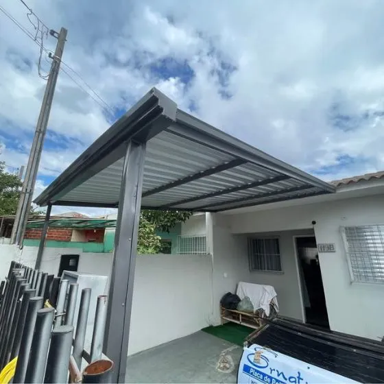 Cobertura de Telha Sanduíche em São Caetano do Sul SP Cobertura de Telha Sanduíche em São Caetano do Sul SP — Cobertura com calha lateral para escoamento