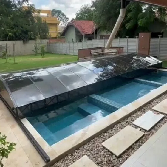 Cobertura Retrátil para Piscina em São Caetano do Sul SP Cobertura Retrátil para Piscina em São Caetano do Sul SP — Cobertura em quintal residencial coberto
