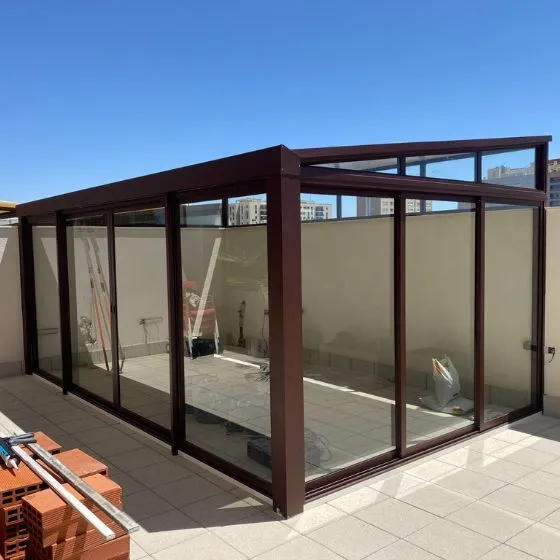 Coberturas de Vidro em São Caetano do Sul SP Coberturas de Vidro em São Caetano do Sul SP — Cobertura em pátio de comércio com mesas externas