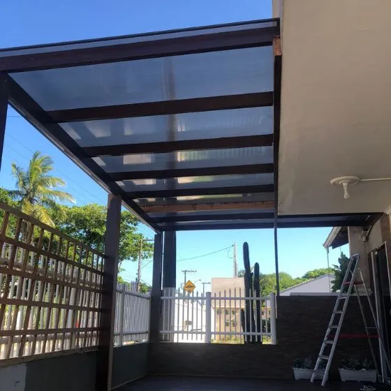 Pergolado de Alumínio com Policarbonato em São Caetano do Sul SP Pergolado de Alumínio com Policarbonato em São Caetano do Sul SP — Cobertura em pátio de comércio com mesas externas