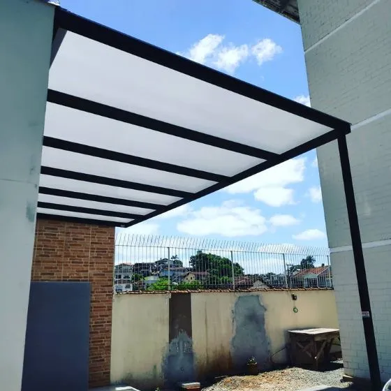 Pergolado de Alumínio com Policarbonato em São Caetano do Sul SP Pergolado de Alumínio com Policarbonato em São Caetano do Sul SP — Cobertura com calha lateral para escoamento