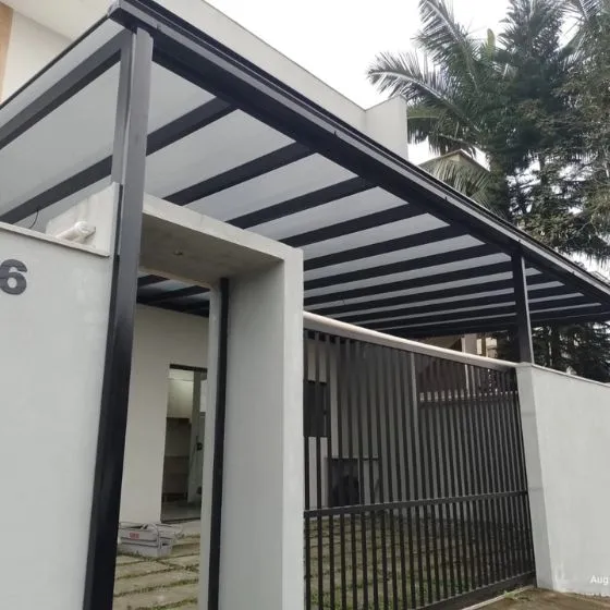 Pergolado Fixo de Ferro em São Caetano do Sul SP Pergolado Fixo de Ferro em São Caetano do Sul SP — Cobertura em pátio de comércio com mesas externas
