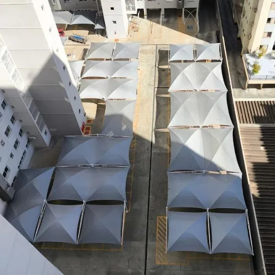 Sombreadores para Veículos em São Caetano do Sul SP Sombreadores para Veículos em São Caetano do Sul SP — Cobertura em pátio de comércio com mesas externas