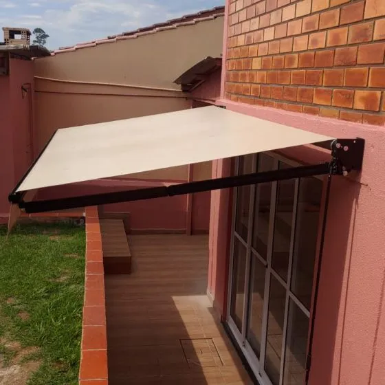 Toldo Articulado em São Caetano do Sul SP Toldo Articulado em São Caetano do Sul SP — Cobertura em pátio de comércio com mesas externas