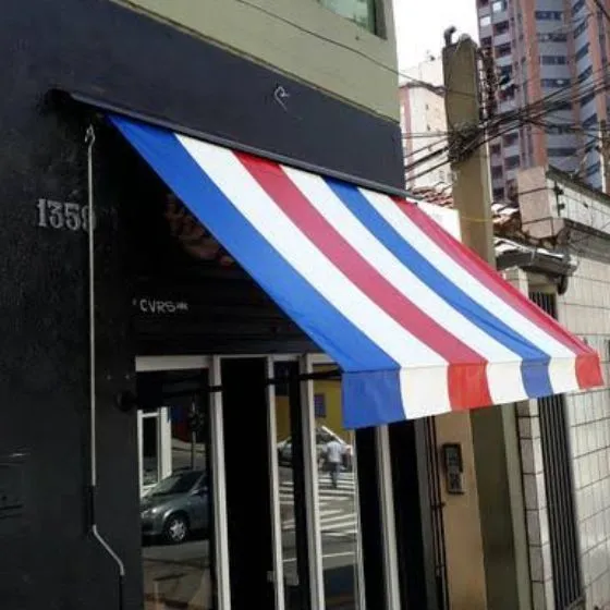 Toldo Cortina com Braços Laterais em São Caetano do Sul SP Toldo Cortina com Braços Laterais em São Caetano do Sul SP — Instalação em área gourmet com churrasqueira
