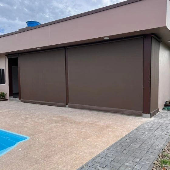 Toldo Cortina de Tela Screen em São Caetano do Sul SP Toldo Cortina de Tela Screen em São Caetano do Sul SP — Cobertura em pátio de comércio com mesas externas