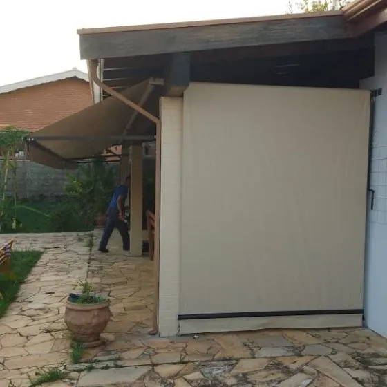 Toldo Cortina Fechamento Vertical em São Caetano do Sul SP Toldo Cortina Fechamento Vertical em São Caetano do Sul SP — Instalação em área gourmet com churrasqueira