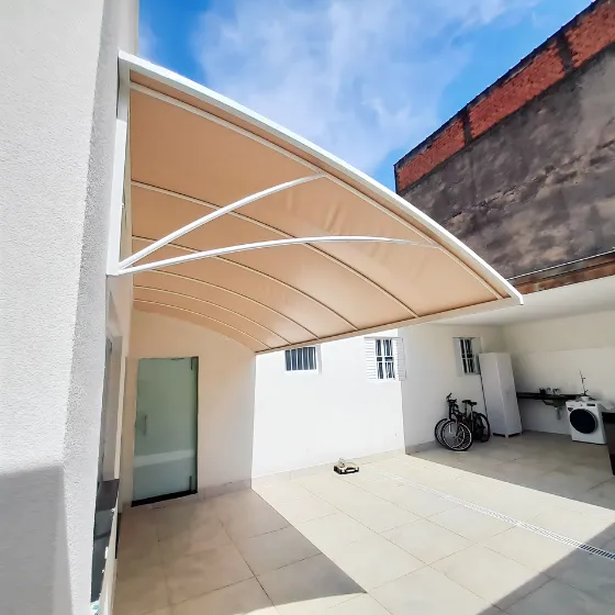Toldo Fixo de Lona PVC em São Caetano do Sul SP Toldo Fixo de Lona PVC em São Caetano do Sul SP — Cobertura em quintal residencial coberto