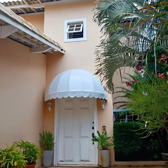 Toldo Fixo de Lona PVC em São Caetano do Sul SP Toldo Fixo de Lona PVC em São Caetano do Sul SP — Cobertura em pátio de comércio com mesas externas