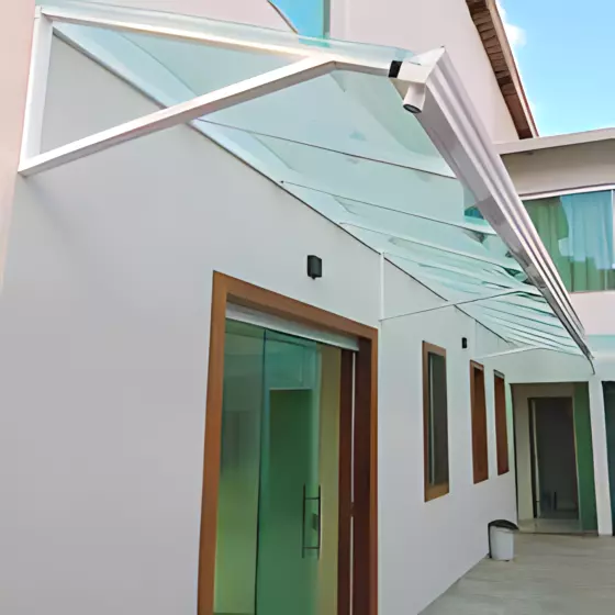 Toldo Fixo Policarbonato Compacto em São Caetano do Sul SP Toldo Fixo Policarbonato Compacto em São Caetano do Sul SP — Cobertura em quintal residencial coberto