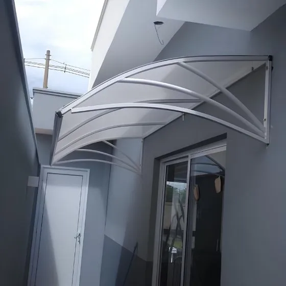 Toldo Policarbonato Alveolar em São Caetano do Sul SP Toldo Policarbonato Alveolar em São Caetano do Sul SP — Cobertura em pátio de comércio com mesas externas