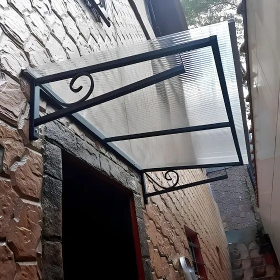 Toldo Policarbonato Alveolar em São Caetano do Sul SP Toldo Policarbonato Alveolar em São Caetano do Sul SP — Cobertura em passagem coberta entre ambientes